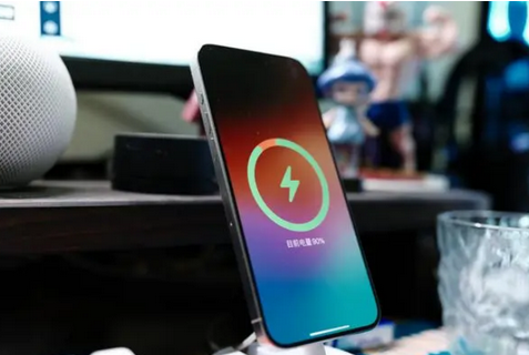 湾岭镇苹果15换屏服务分享用什么充电器给iPhone15充电更好 